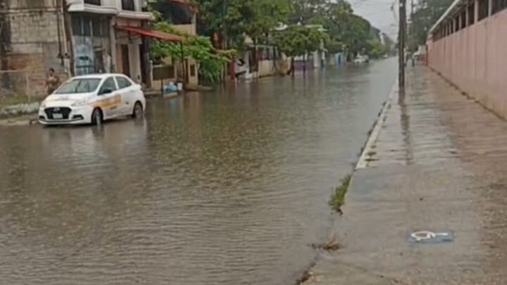 INSTALAN BOMBAS EN PUNTOS CRÍTICOS DE MADERO PARA DESFOGAR AGUA ACUMULADA.