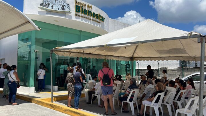 LA NECESIDAD PUEDE MAS QUE EL CALOR, ADULTOS MAYORES HACEN LARGAS FILAS PARA EL COBRO DE LA PENSIÓN DEL BIENESTAR