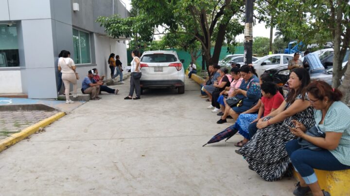 VECINOS PROTESTAN ANTE CFE EN ALTAMIRA POR APAGONES QUE AFECTAN SU SALUD Y PATRIMONIO