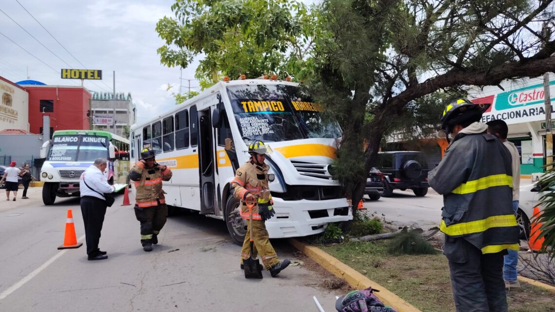 AUTOBÚS CHOCA CONTRA  ÁRBOL EN AVENIDA TAMAULIPAS Y DEJA CUATRO LESIONADOS.