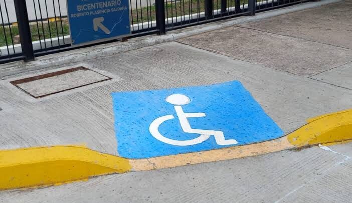 LLAMAN A RESPETAR CAJONES EXCLUSIVOS PARA PERSONAS CON DISCAPACIDAD EN CIUDAD MADERO.