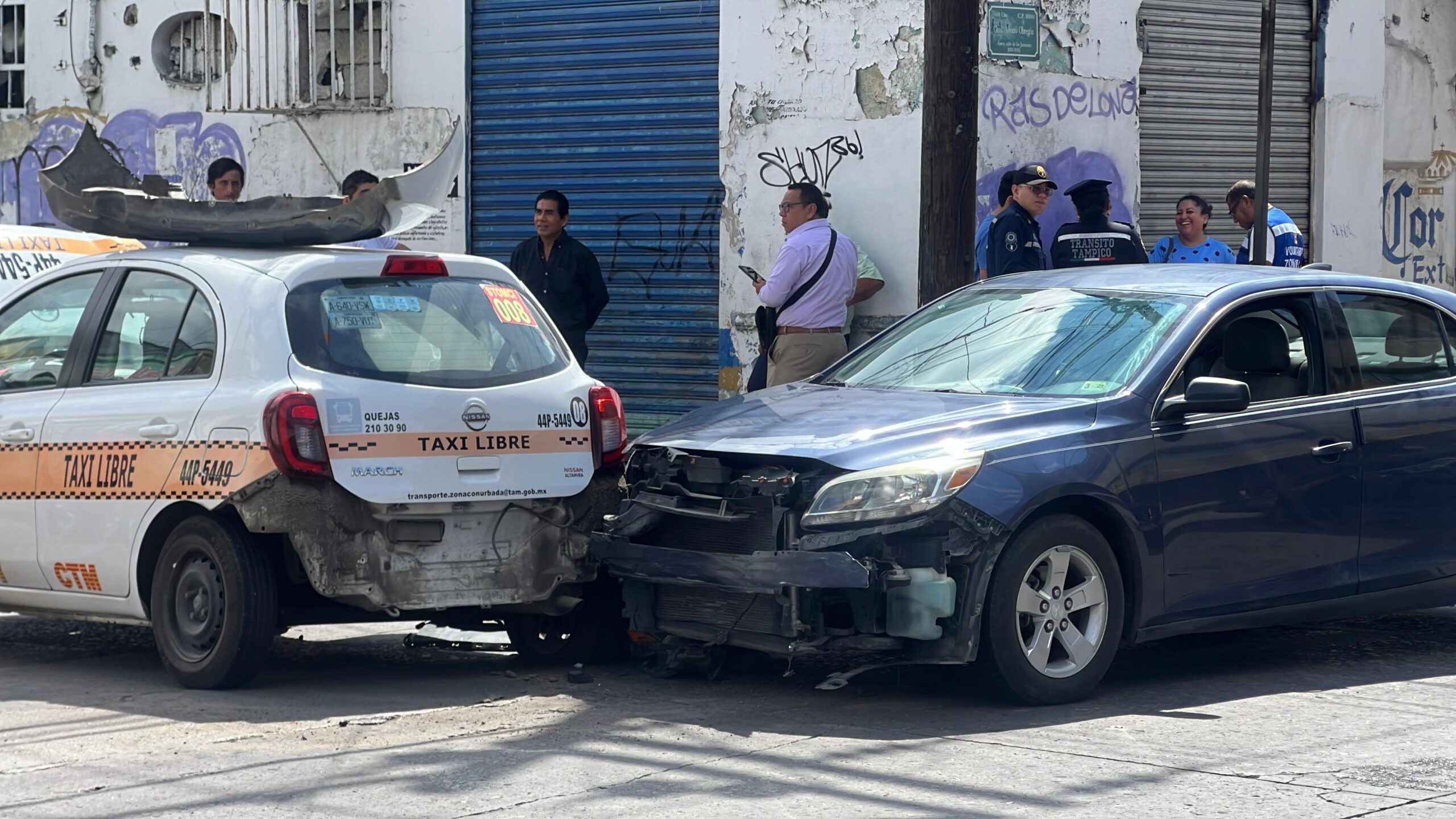 TRES LESIONADOS EN CHOQUE ENTRE UNIDAD DEL TRANSPORTE PÚBLICO Y PARTICULAR