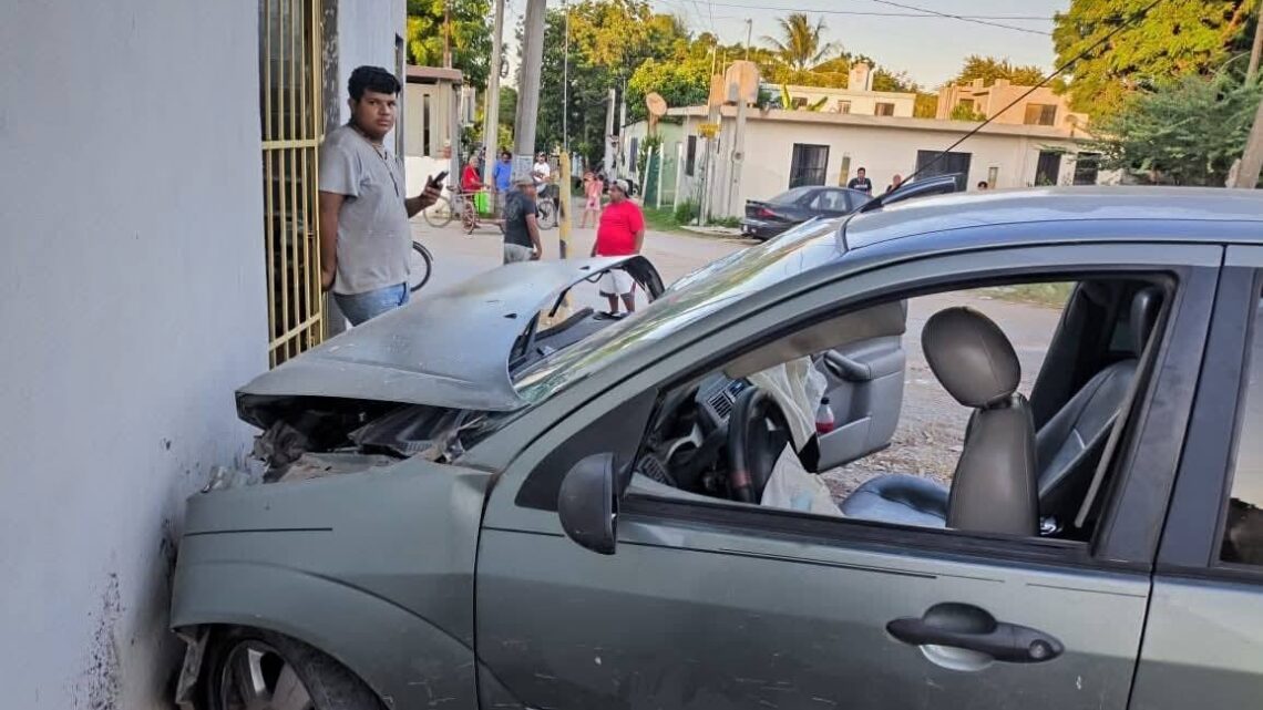 IMPACTA SU VEHICULO CONTRA UNA CASA EN LA REVOLUCIÓN VERDE