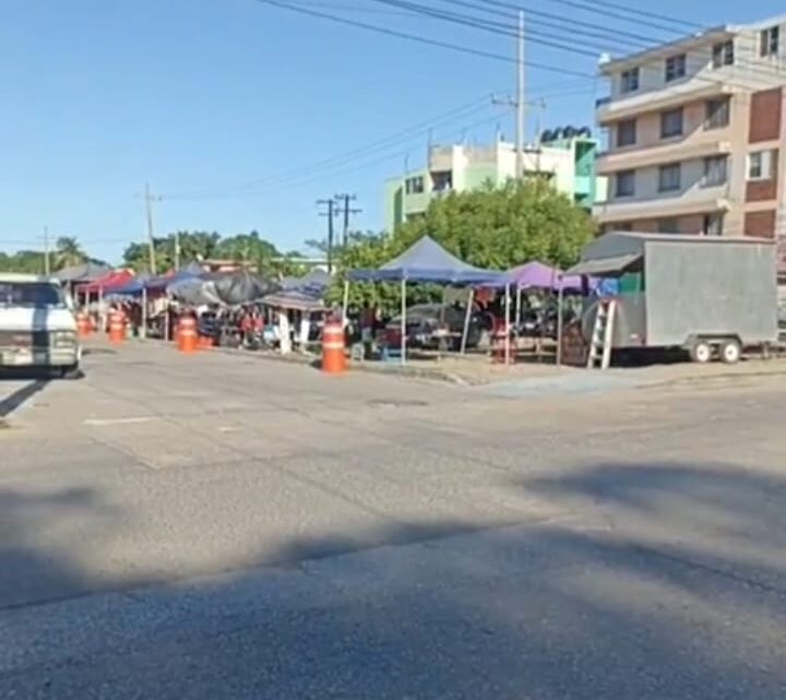 COMERCIANTES SE INSTALAN EN ÁREA NO AUTORIZADA; AYUNTAMIENTO LLAMA AL DIÁLOGO.