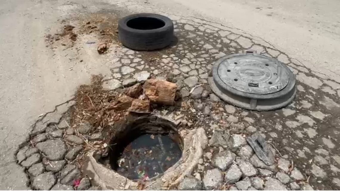 HABITANTES DE LA CALLE CÁRTAMO DENUNCIAN RIESGOS POR ALCANTARILLA SUELTA.