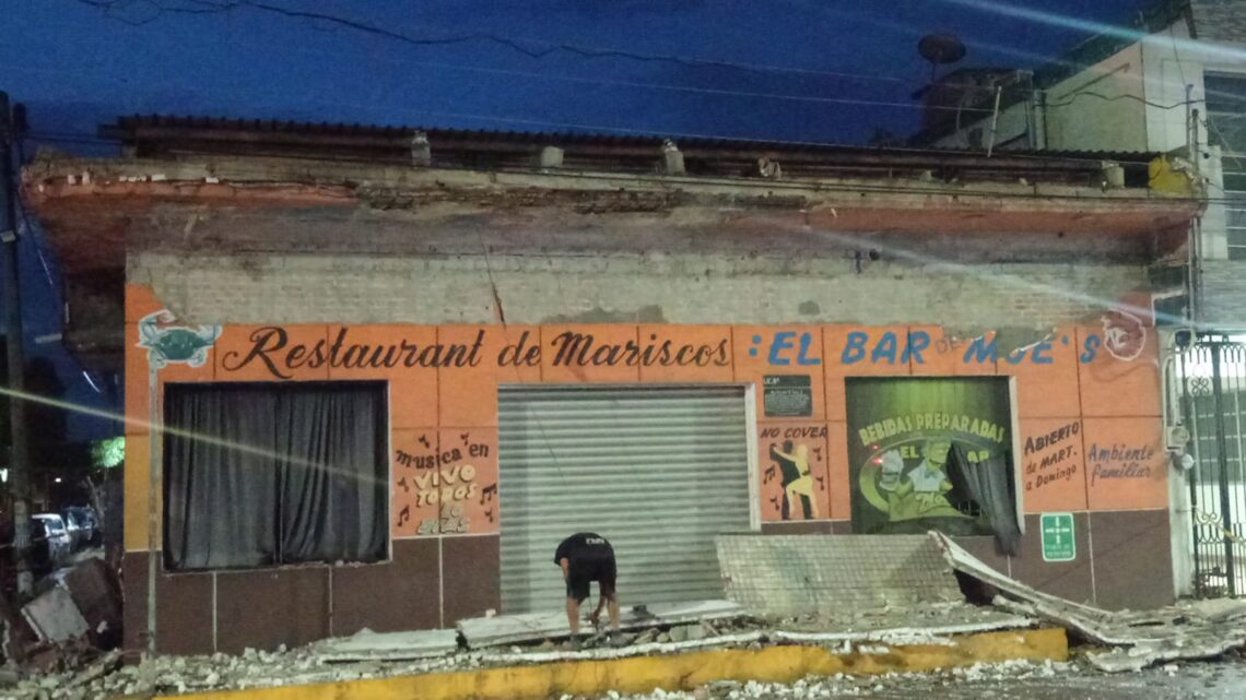 Colapsa Marquesina De Negocio Ubicado En La Avenida Principal De Madero.
