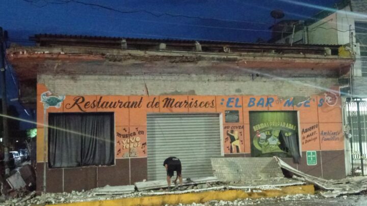 Colapsa Marquesina De Negocio Ubicado En La Avenida Principal De Madero.