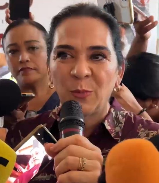 ENTREGA MÓNICA VILLARREAL APOYO DE EQUIPOS Y MATERIAL A ESCUELAS