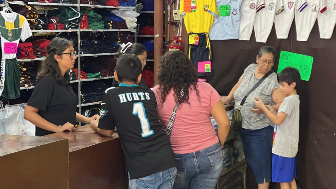 PADRES DE FAMILIA RECICLAN UNIFORMES ESCOLARES, ANTE LA FALTA DE DINERO