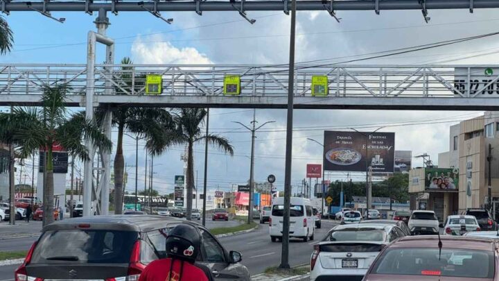 INSTALAN SEIS RADARES DE VELOCIDAD SOBRE LA AVENIDA HIDALGO
