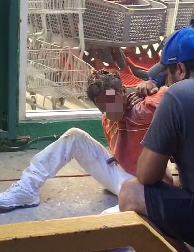 CLIENTES DE SUPERMERCADO RETIENEN A ASALTANTE EN FLAGRANCIA