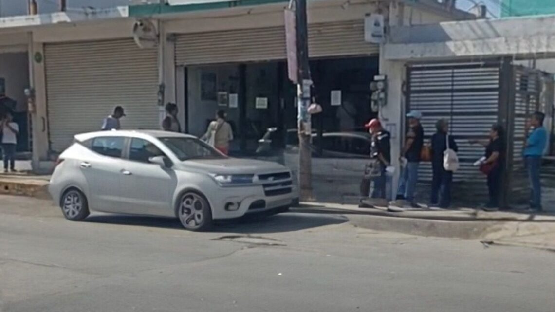 PESE A LAS ALTAS TEMPERATURAS, ABUELITOS COBRAN SU PENSIÓN DEL BIENESTAR