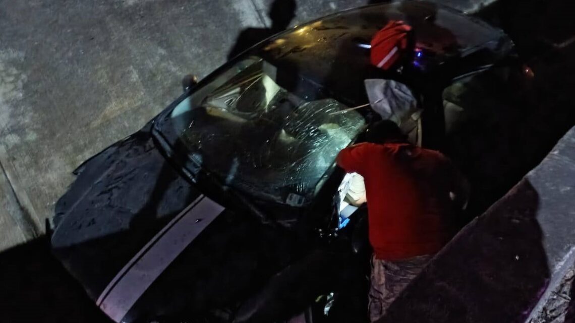 DORMITA AL VOLANTE Y CAE A UN CANAL CIELO ABIERTO EN LA AVENIDA MONTERREY