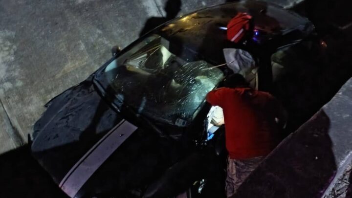 DORMITA AL VOLANTE Y CAE A UN CANAL CIELO ABIERTO EN LA AVENIDA MONTERREY