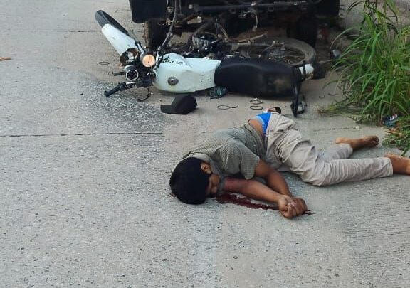 Pierde la vida motociclista al impactar su unidad con camioneta estacionada