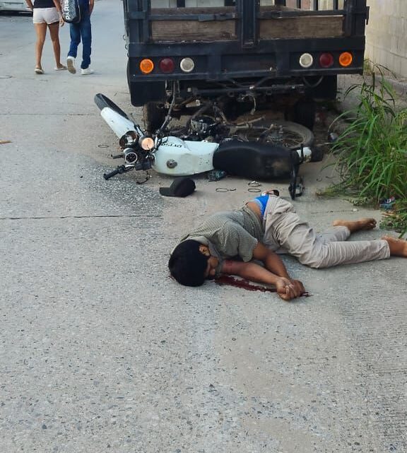 Pierde la vida motociclista al impactar su unidad con camioneta estacionada