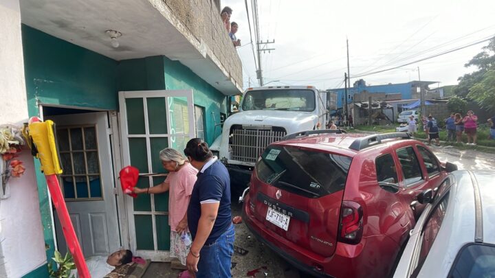 Tráiler Fuera De Control Se Estrella Contra Autos Y Vivienda En Madero; Una Mujer Lesionada