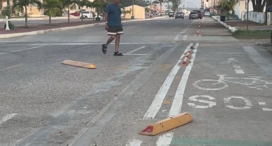 Semidestruidos Los Separadores De Ciclovía En Playa Miramar