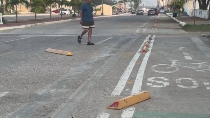 Semidestruidos Los Separadores De Ciclovía En Playa Miramar