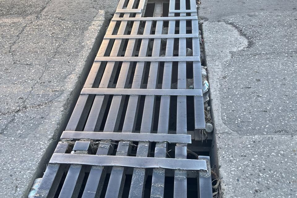 Alcantarilla Fracturada Causa Múltiples Daños A Vehículos En Transitada Avenida De Ciudad Madero.