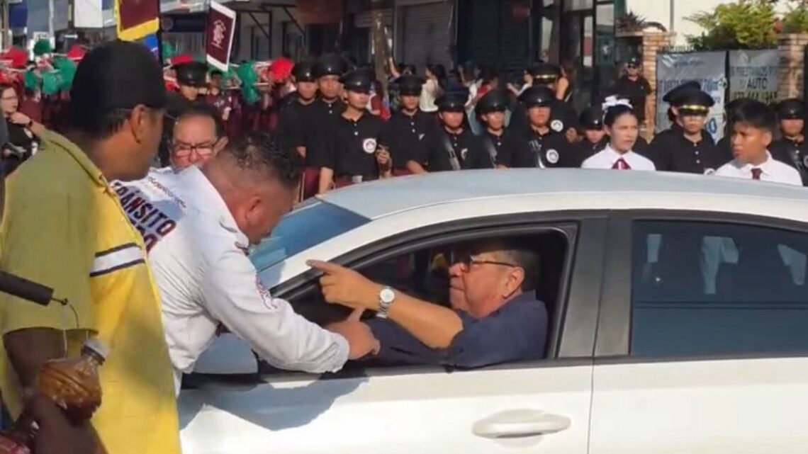 Sujeto Cruza Con Su Vehículo Entre Los Contingentes Del Desfile Y Genera Situación De Riesgo.