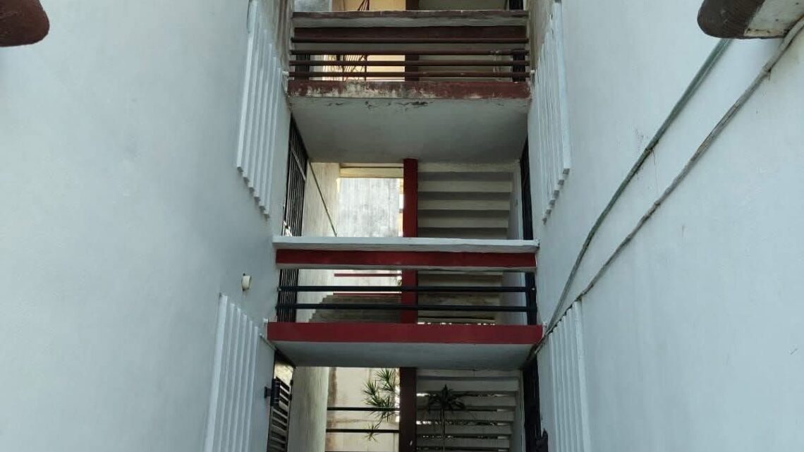 Adulto mayor cae de un edificio de cuatro pisos en el fraccionamiento Castores.