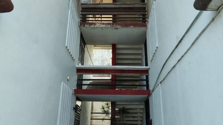 Adulto mayor cae de un edificio de cuatro pisos en el fraccionamiento Castores.