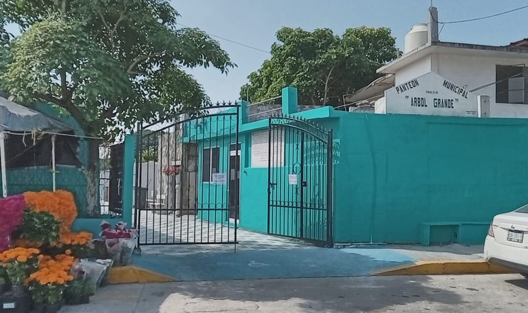 Saldo Blanco En Los Panteones Durante El Fin De Semana De Día De Muertos