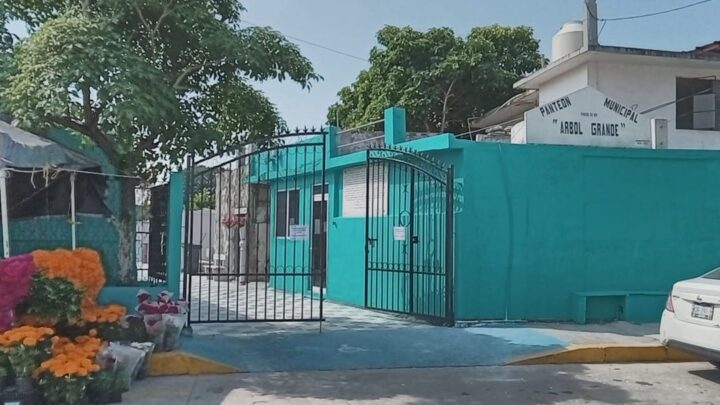 Saldo Blanco En Los Panteones Durante El Fin De Semana De Día De Muertos