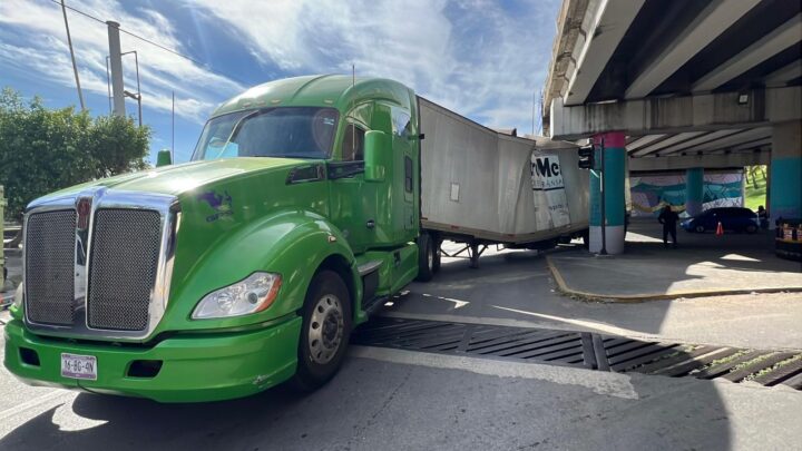 Tráiler Queda Atorado Sobre Puente Desnivel Del Posada