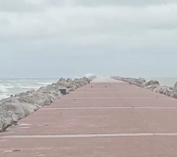 Restringen Acceso A Escolleras Por Fuerte Oleaje Y Descenso De Temperaturas.