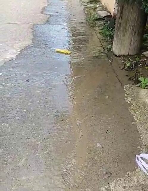 Vecinos Denuncian Fuga De Agua Potable Con Más De Un Mes Sin Ser Atendida.