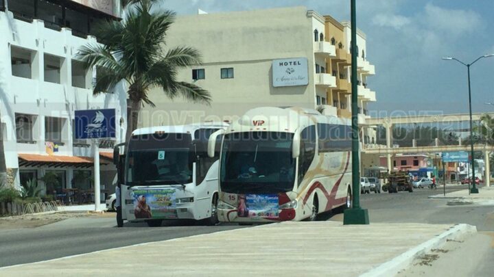 Comienza La Invasión Turística En Miramar! Llegan Autobuses Chárter A Reventar La Playa