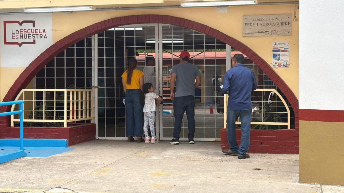 Inconformidad De Padres De Familia En Kínder Lauro Aguirre Por Falta De Maestros.