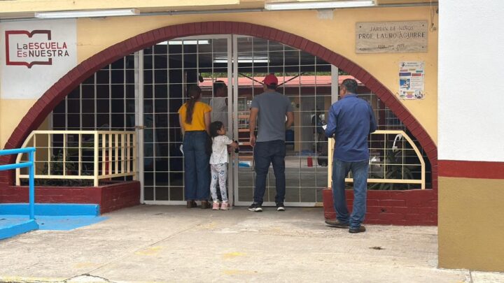 Inconformidad De Padres De Familia En Kínder Lauro Aguirre Por Falta De Maestros.