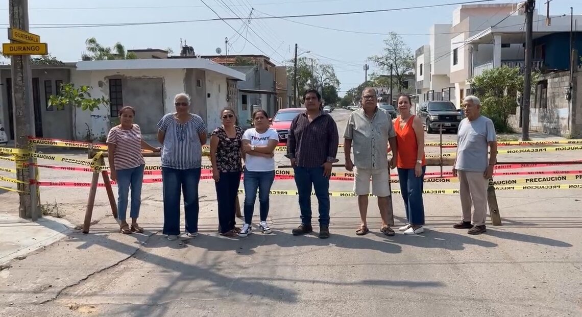 Vecinos bloquean calle en Ciudad Madero por zanjas y piedras “convertidas en proyectiles”