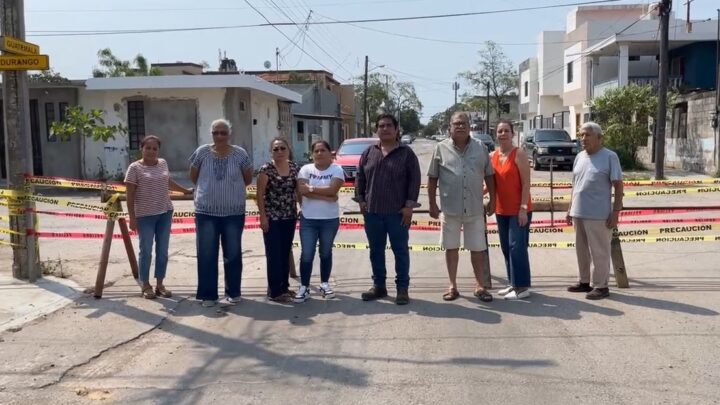Vecinos bloquean calle en Ciudad Madero por zanjas y piedras “convertidas en proyectiles”