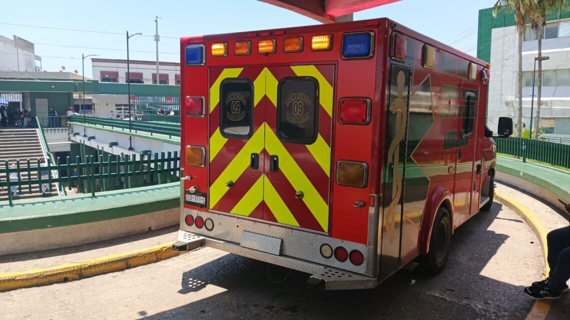 Urgencias Del IMSS Se Convierte En Un Cuello De Botella; Pacientes Esperan Atención Entre Ambulancias Varadas.