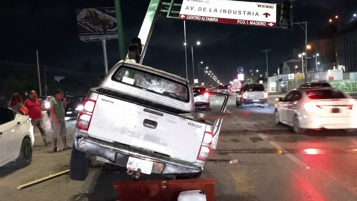 Camioneta Se Impacta Contra Semáforo En La Avenida De La Industria.