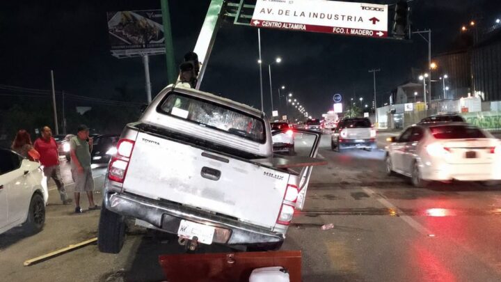 Camioneta Se Impacta Contra Semáforo En La Avenida De La Industria.