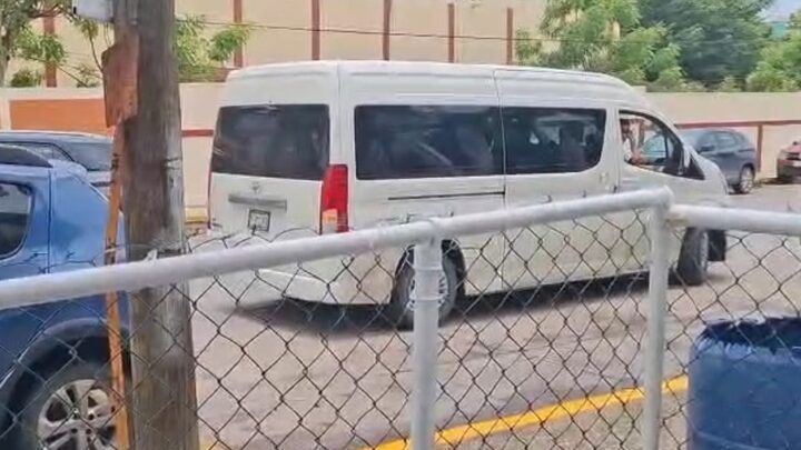 Unidad De Transporte Escolar Desata Caos Vial Y Confrontación En Plena Hora Pico!