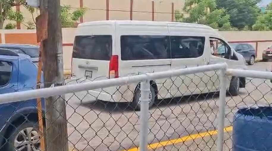 Unidad De Transporte Escolar Desata Caos Vial Y Confrontación En Plena Hora Pico!