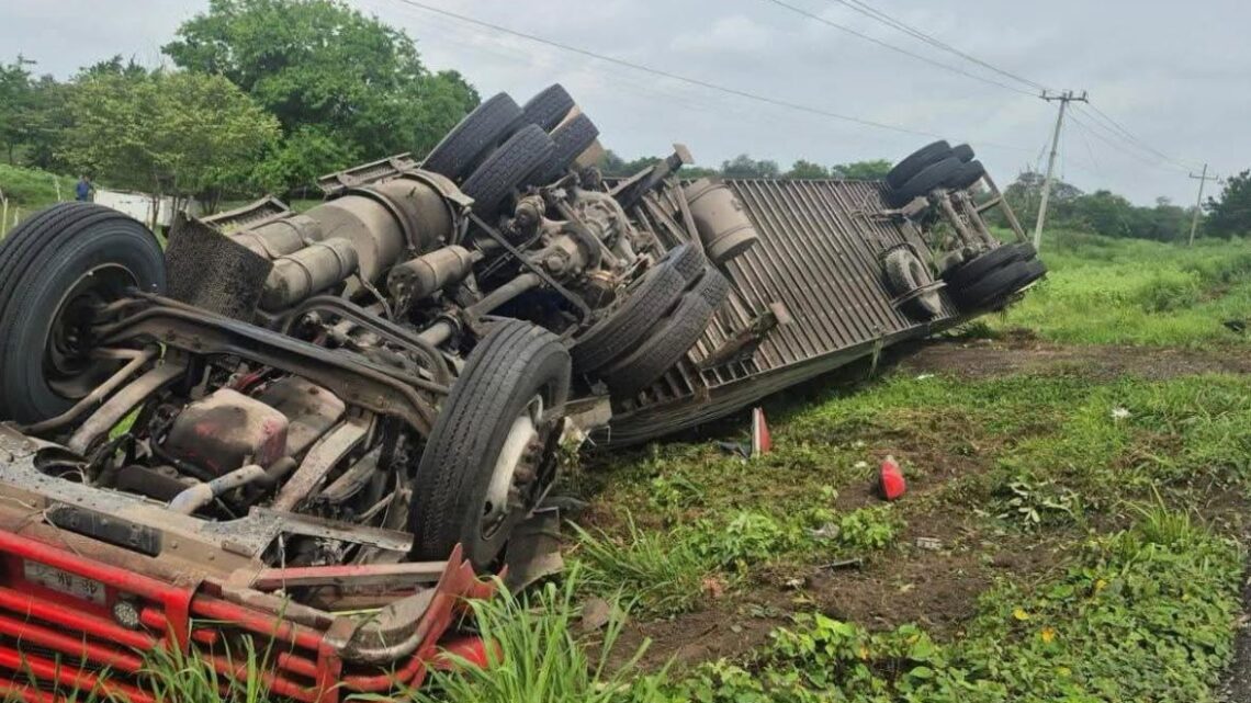 Aparatosa Volcadura De Tráiler Moviliza A Cuerpos De Emergencia En Pánuco