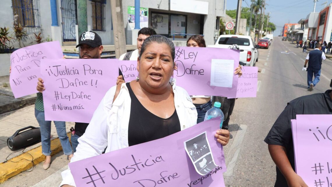Bloquean Familiares De Dafne La Calle Obregón Para Exigir Justicia Frente A La FENNAM.