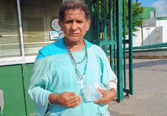 Paciente Del IMSS Pasa Más De 14 Horas En La Calle Con Suero Y Bata Para Exigir Atención Médica
