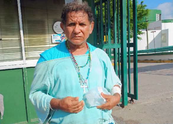 Paciente Del IMSS Pasa Más De 14 Horas En La Calle Con Suero Y Bata Para Exigir Atención Médica