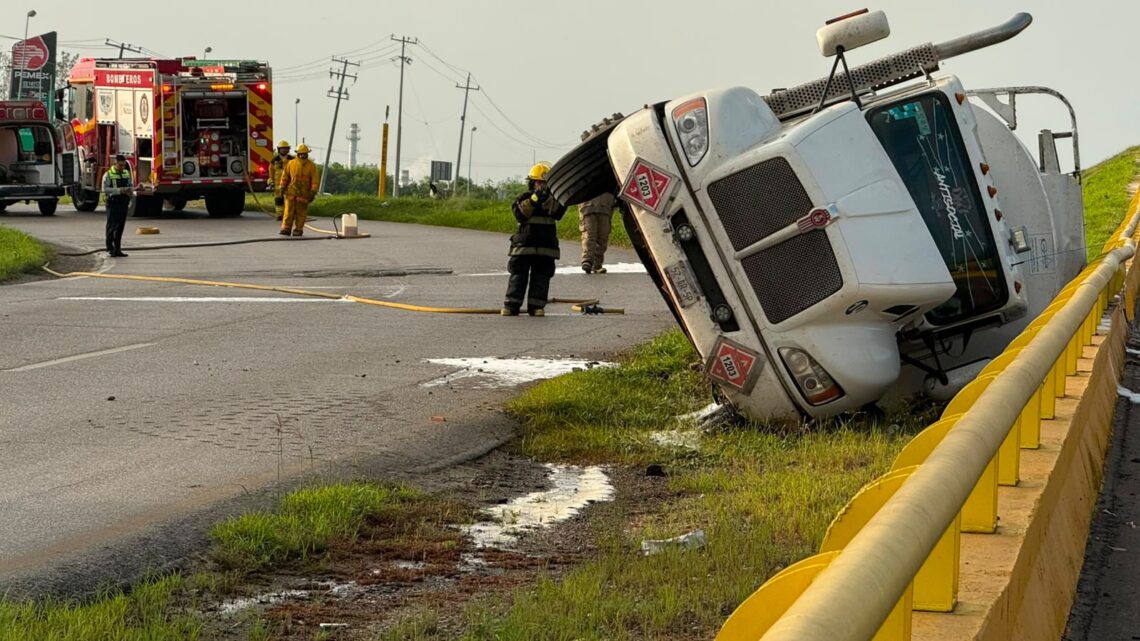 Vuelca Pipa Cargada Con Gasolina En Altamira Y Moviliza A Cuerpos De Emergencia.