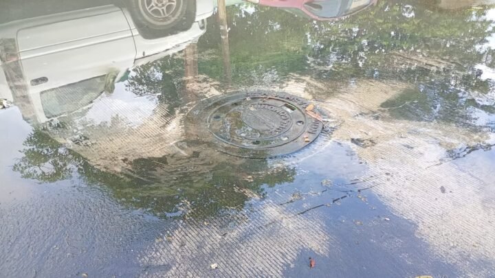Aguas Negras Afectan Acceso A Escuela; Vecinos Piden Intervención De COMAPA Sur.