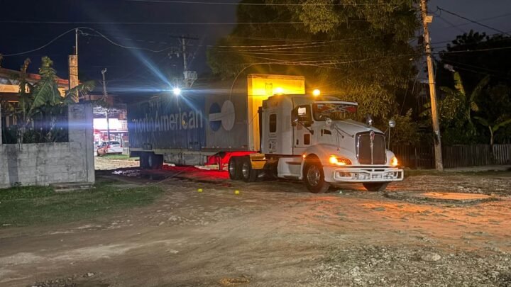¡Vecinos De La Tampico Altamira, Hartos De Los Apagones! Tráiler Derriba Cables Y Deja Sin Luz Un Amplio Sector.