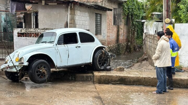 Automóvil Compacto Cae A Dren Pluvial En La Colonia Primavera De Tampico